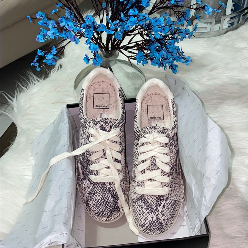 🛍Dolce Vita snake print Sneakers. Size 7.5